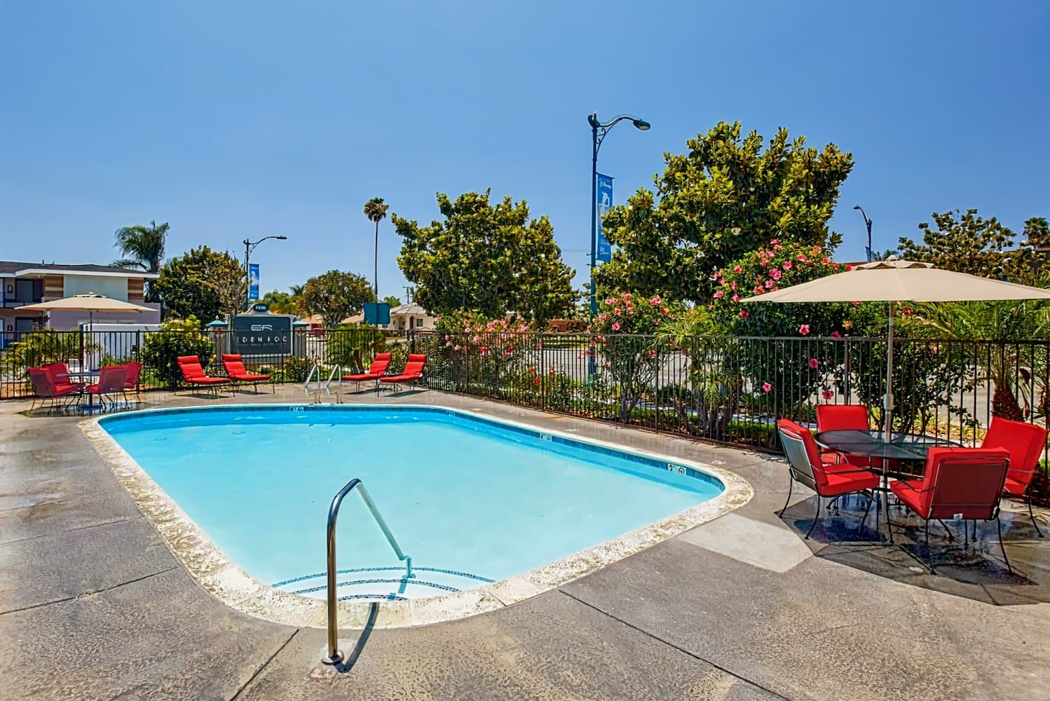 Eden Roc Inn & Suites