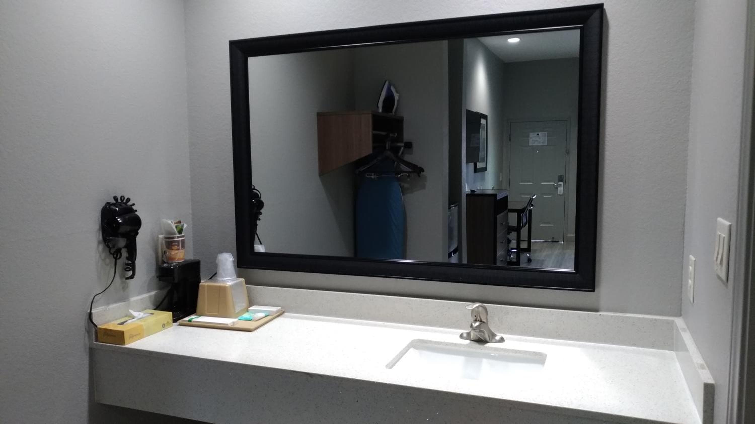 LiV Inn & Suites Houston