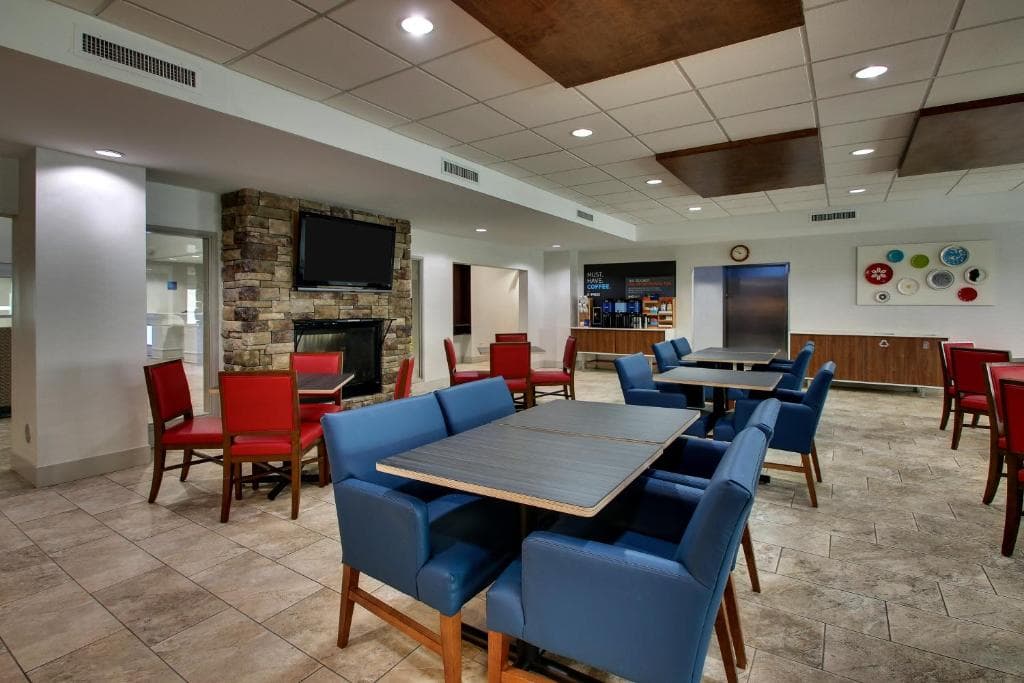 Holiday Inn Express & Suites Chicago North-Waukegan-Gurnee