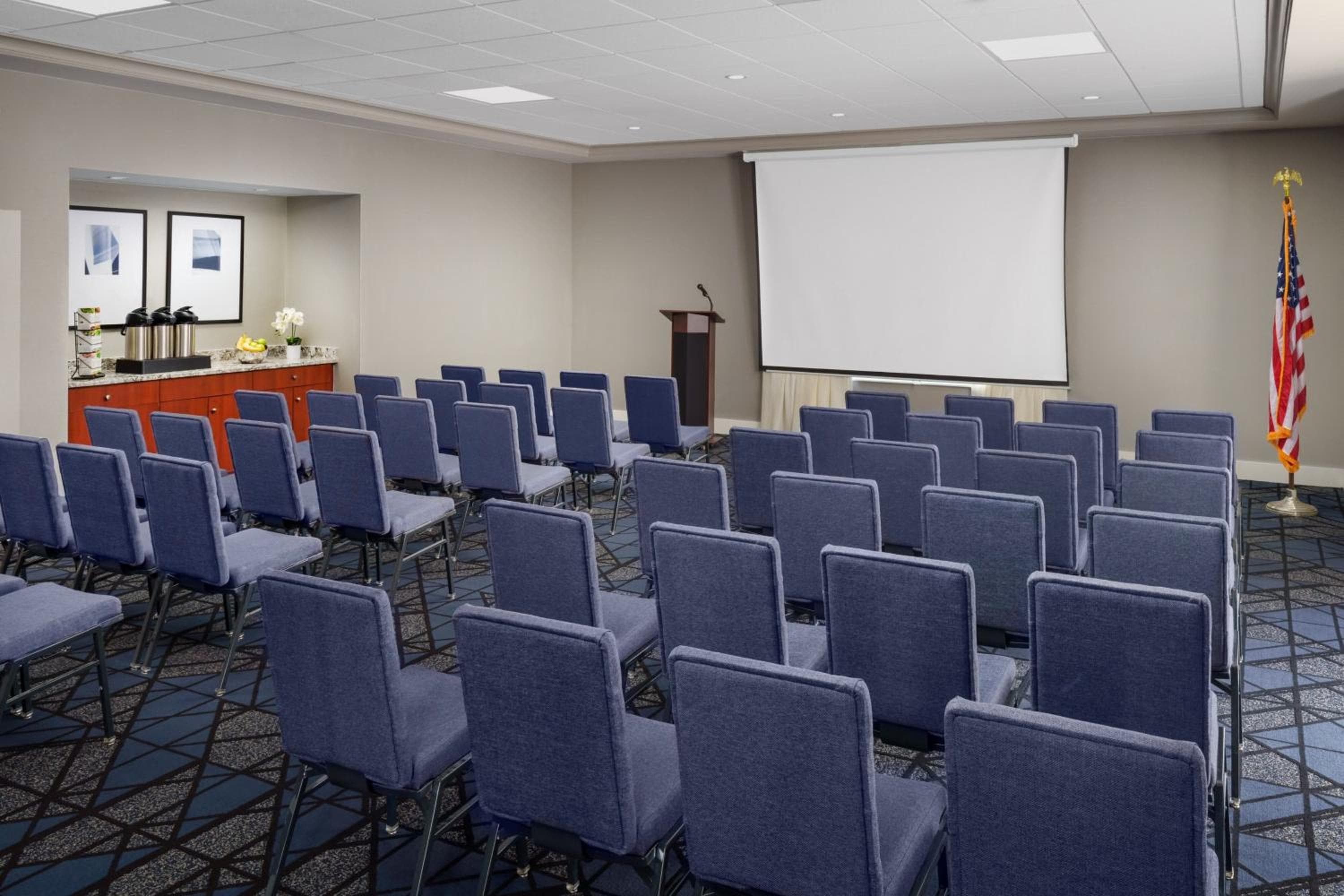 Courtyard by Marriott Manchester-Boston Regional Airport