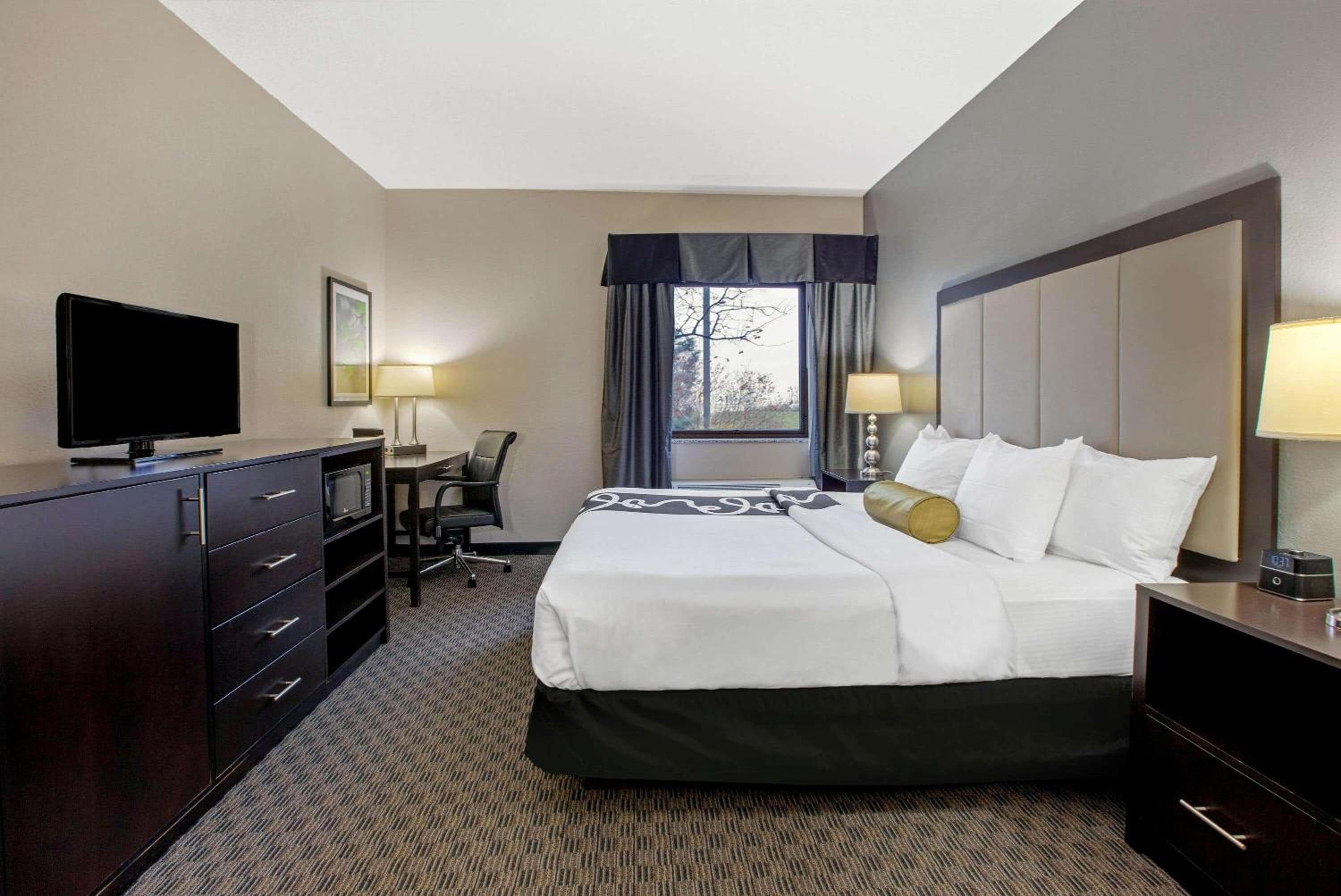 La Quinta Inn & Suites by Wyndham Detroit Metro Airport