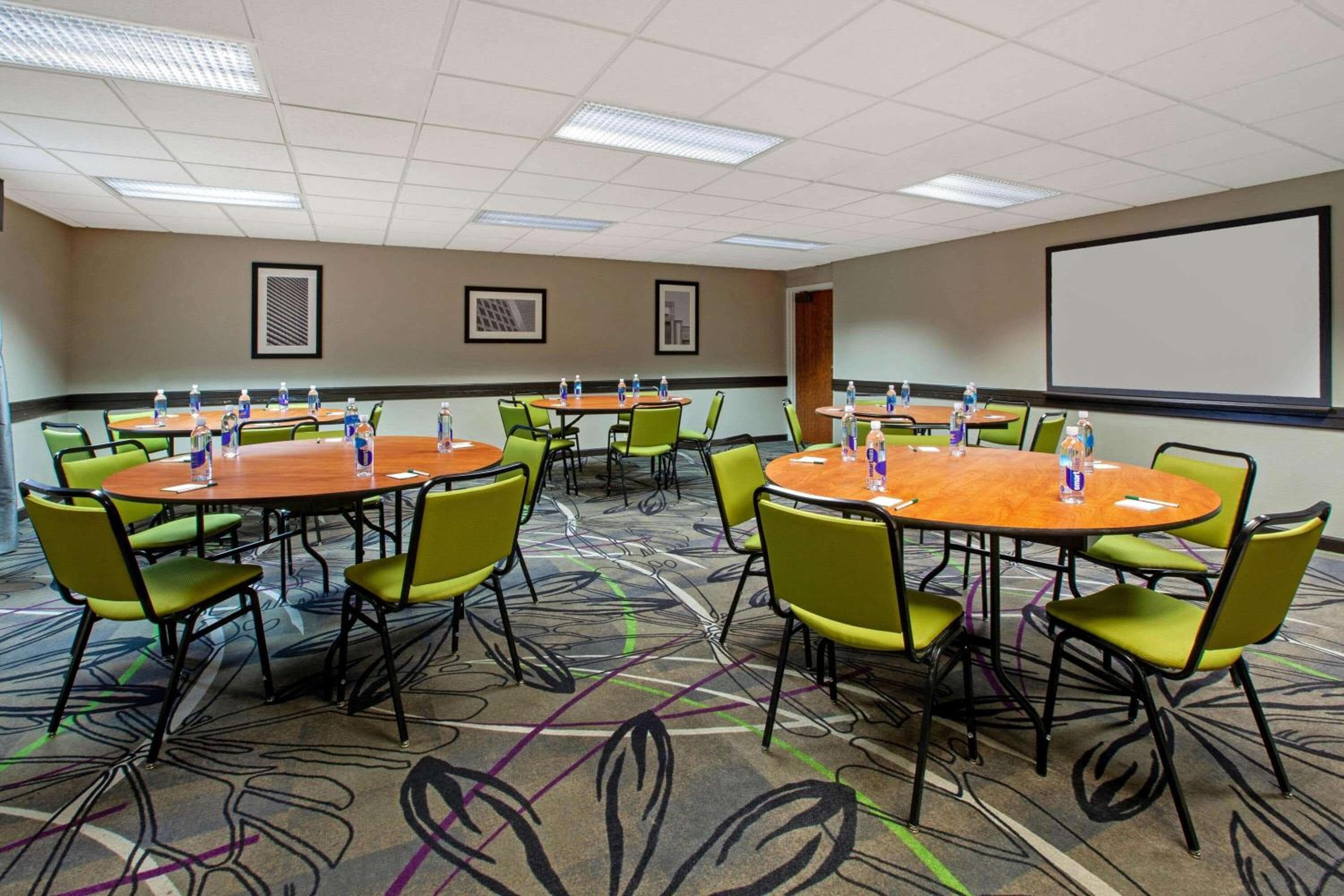 La Quinta Inn & Suites by Wyndham Detroit Metro Airport