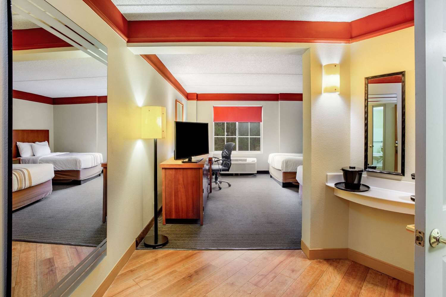 La Quinta Inn & Suites by Wyndham Raleigh/Durham Southpoint