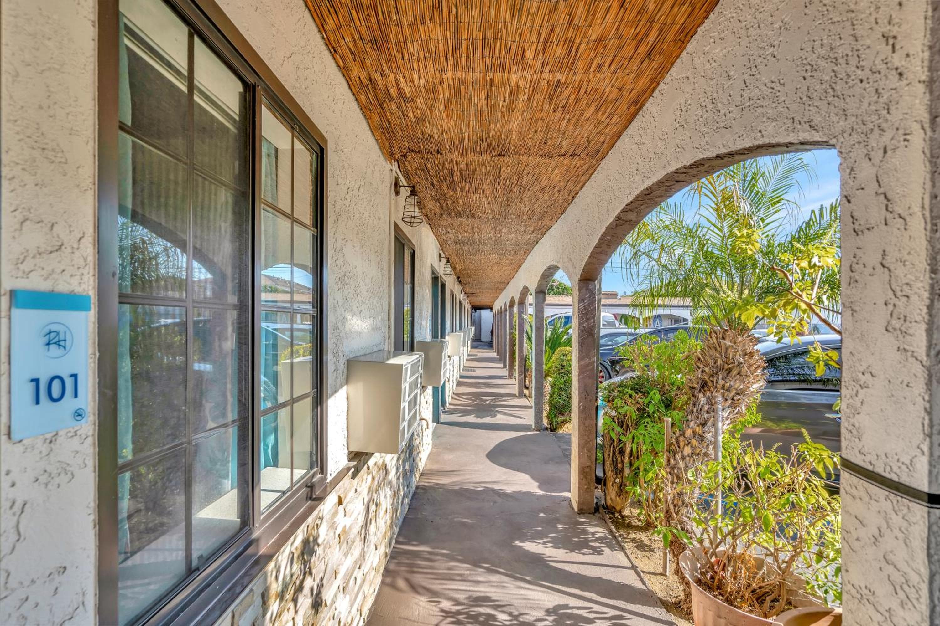 Royal Hawaiian Inn - Mid City